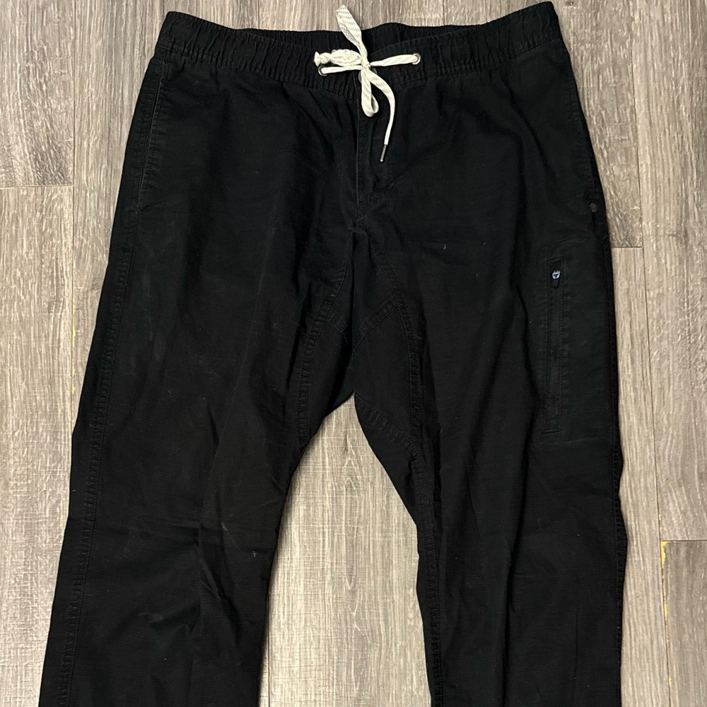 Vuori Black Joggers with Soft Fabric and Elastic Waistband